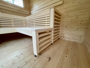 Seitliche Abstützung für Saunabank mit Stelltellern – Saunabank Shop Bildunterschrift: Seitliche Abstützung mit Stelltellern – das Holz steht nicht im Feuchtebereich