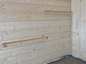 Auflagehölzer montiert – unteres auf 44 cm, oberes auf 88 cm ab Fertigfußboden Bildunterschrift: Beide Auflagehölzer liegen jeder Saunabank bei