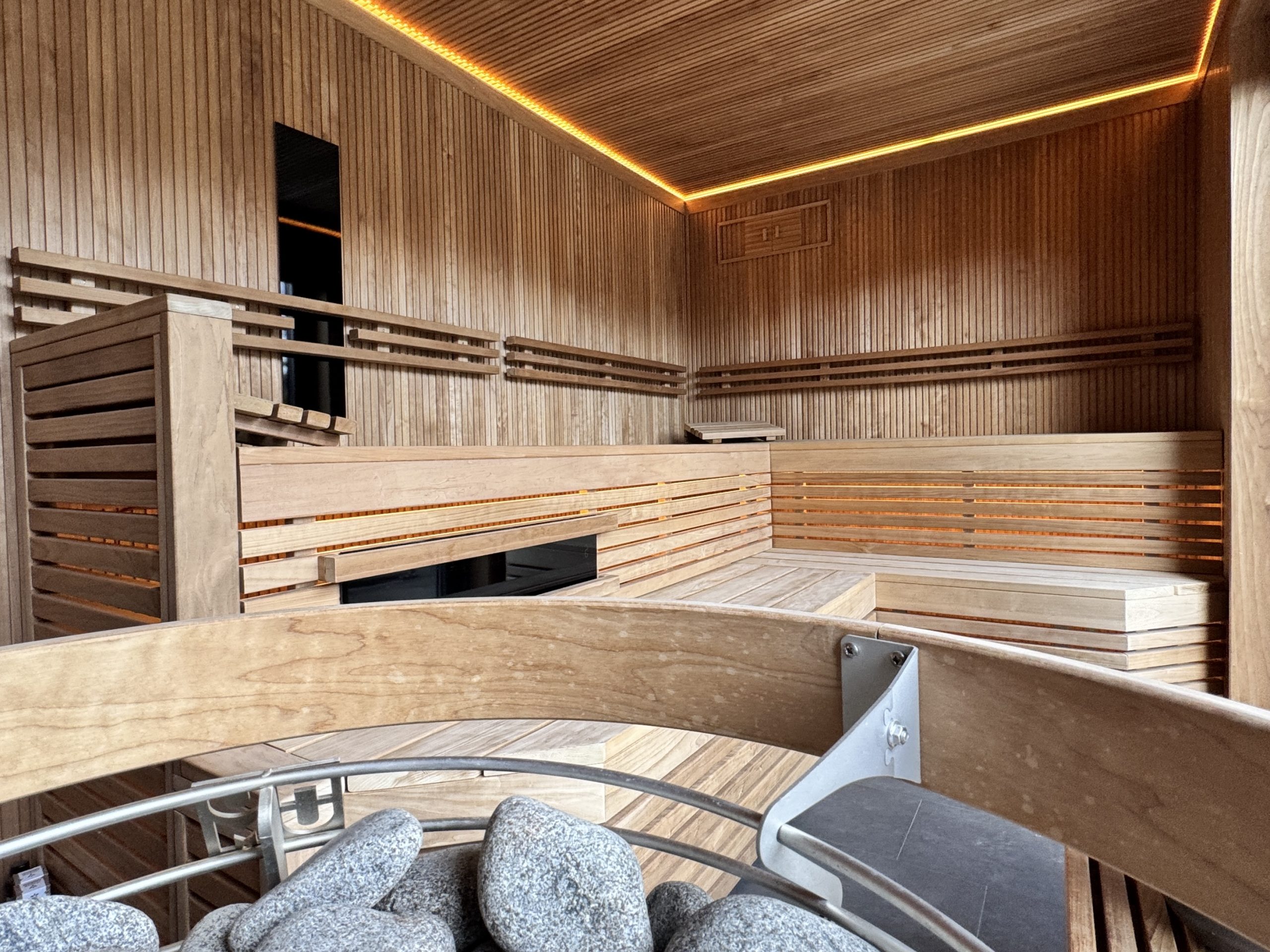 Sauna Holzbank LED Sitzstufen indirektes Licht